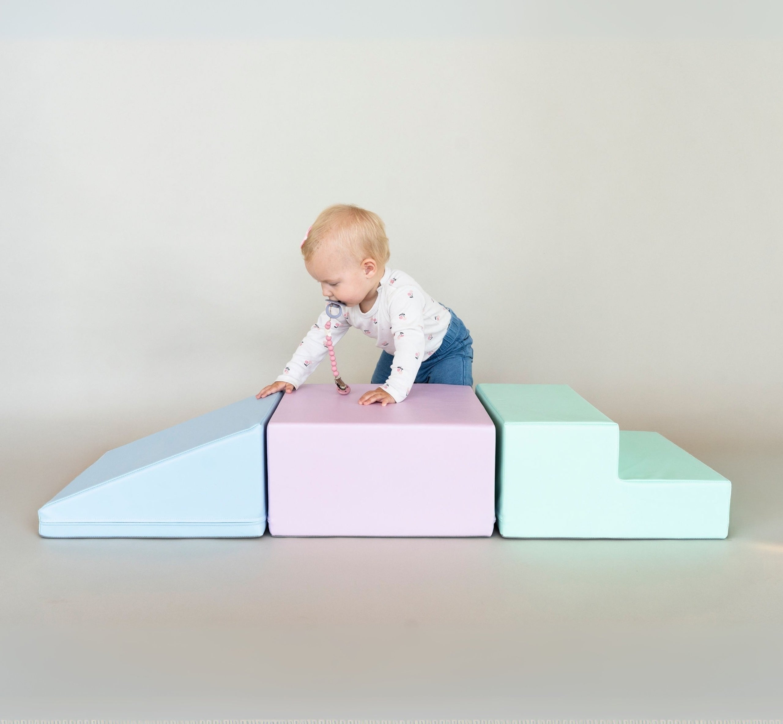 iglu-soft-pastel-mini-climbie-7eed1a2e.jpg__PID:711383e2-2de9-4c4d-8d5b-7f490e529408